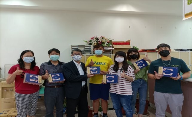 中秋佳節 校長至各單位送上月餅與祝福-學務處