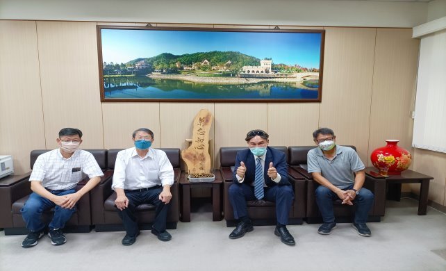 曾記麻糬董樁霳董事長蒞校拜訪校長