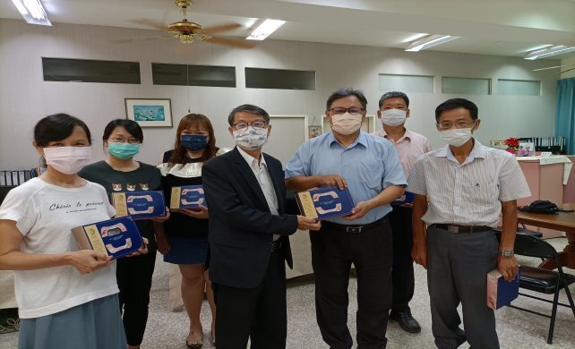 中秋佳節 校長至各單位送上月餅與祝福-通識中心+學輔中心