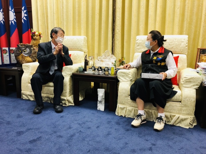 111.10.06校長親自邀請徐縣長參加本校45週年校慶，並致贈本校生產之印加果油。