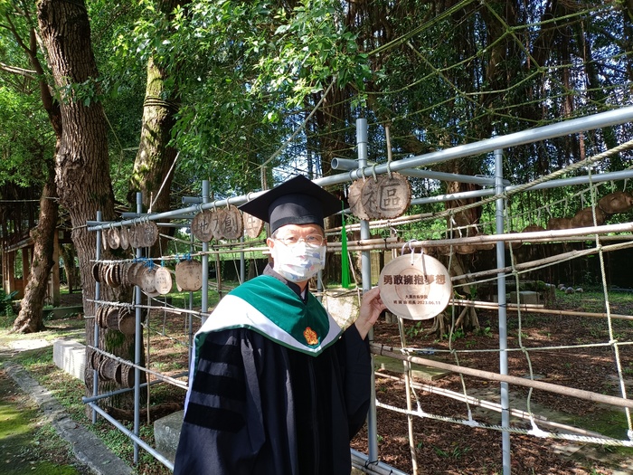 姚校長於時光廊道對112級畢業生送上祝福