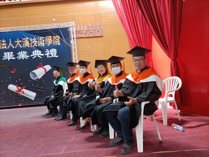 一級主管送上畢業祝福