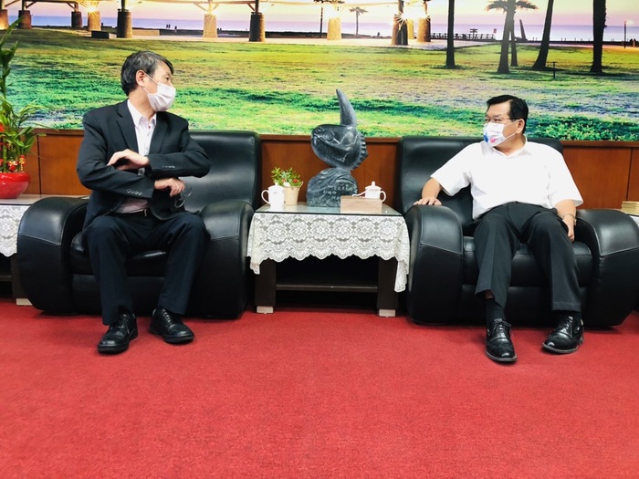 111.10.06校長親自邀請何鄉長參加本校45週年校慶，並致贈本校生產之印加果油。