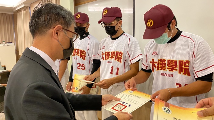 校長頒發獎狀予球員